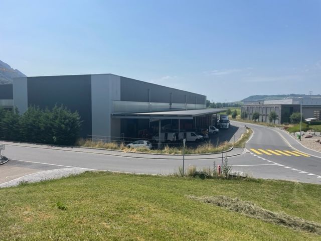 9neubau-gewerbehallen-glaentern-an-der-gewerbestrasse-in-reichenburg