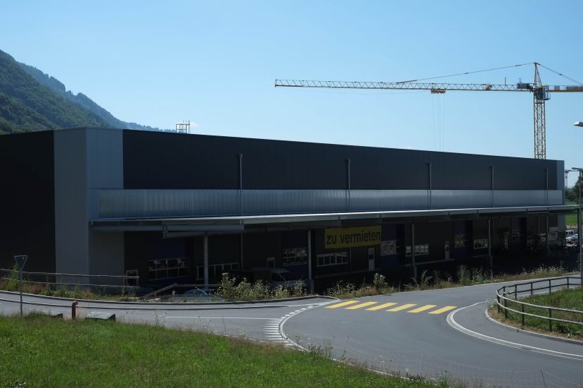 neubau-gewerbehallen-glaentern-an-der-gewerbestrasse-in-reichenburg00000