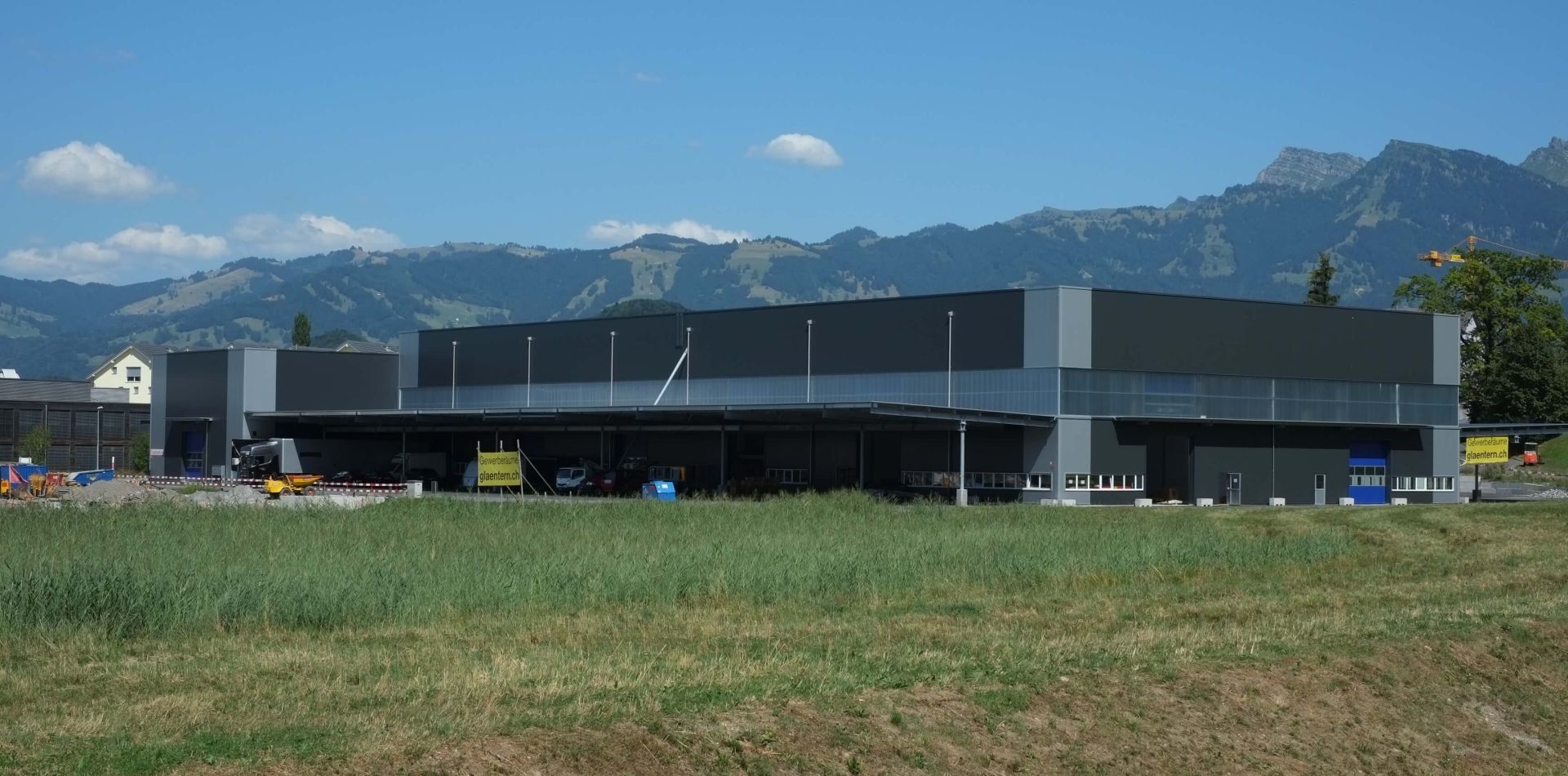 neubau-gewerbehallen-glaentern-an-der-gewerbestrasse-in-reichenburg00001
