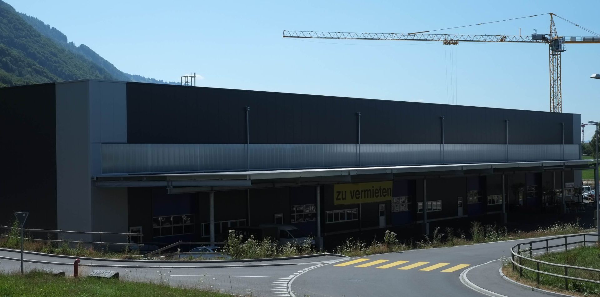 neubau-gewerbehallen-glaentern-an-der-gewerbestrasse-in-reichenburg00000