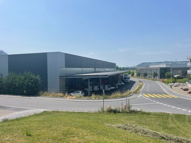 8neubau-gewerbehallen-glaentern-an-der-gewerbestrasse-in-reichenburg