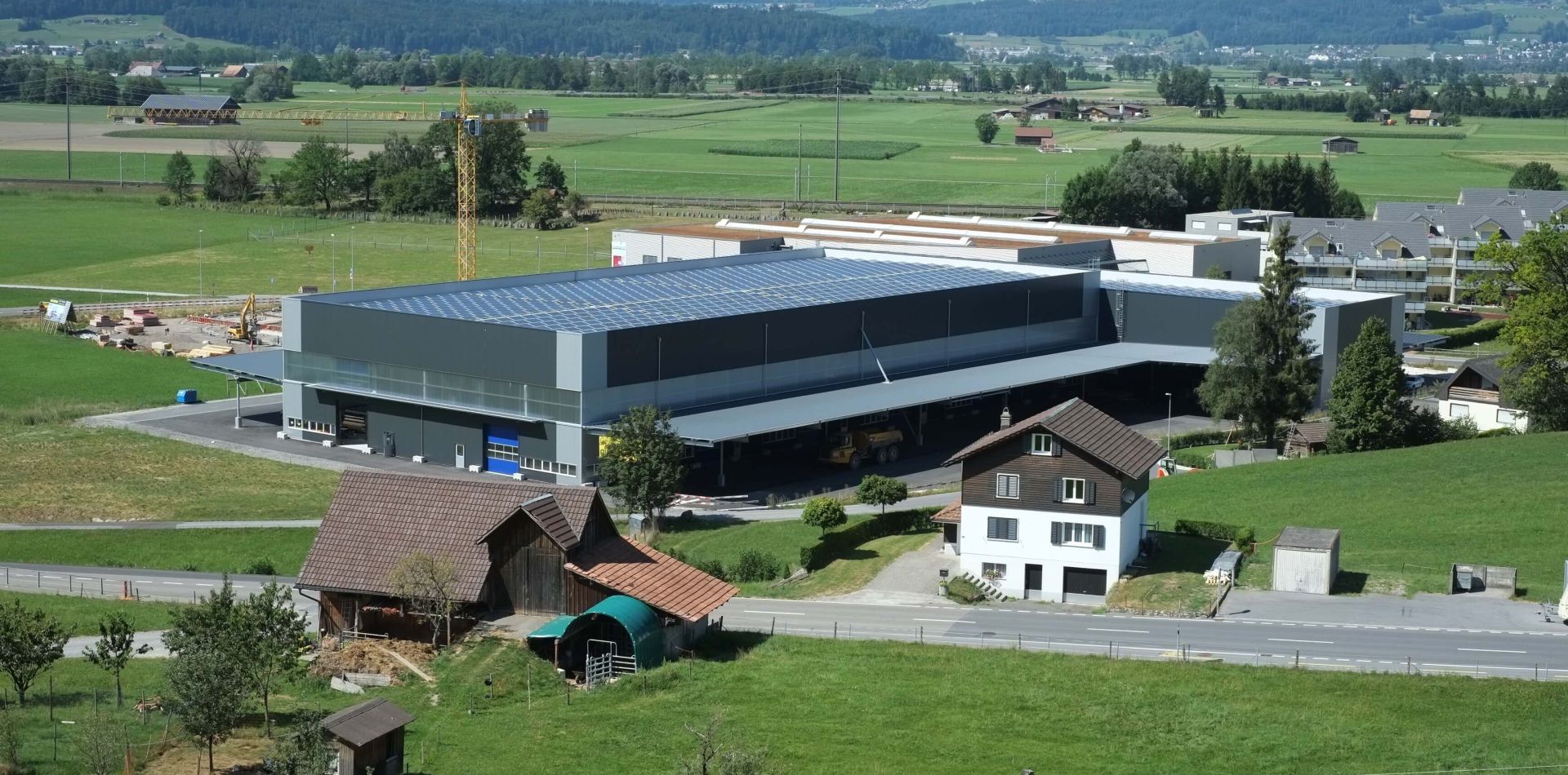 neubau-gewerbehallen-glaentern-an-der-gewerbestrasse-in-reichenburg00002